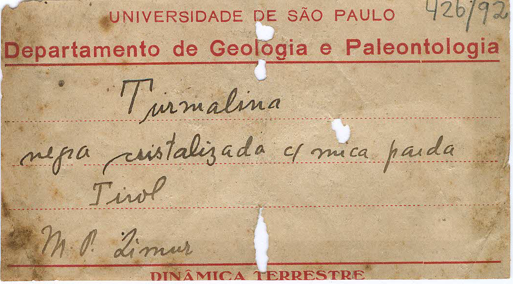 Etiqueta antiga do departamento de geologia e paleontologia, década de 1940 da coleção de dinâmica terrestre.